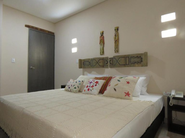 Habitación doble con cama matrimonial y decoración artesanal en Hotel Boutique La Solera Del Pozo