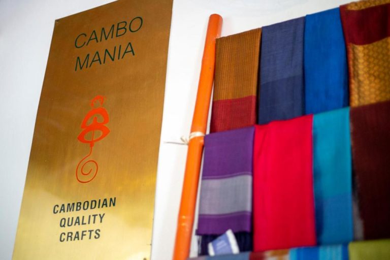 Tienda de artesanía camboyana Cambomania con telas coloridas en The Pavilion