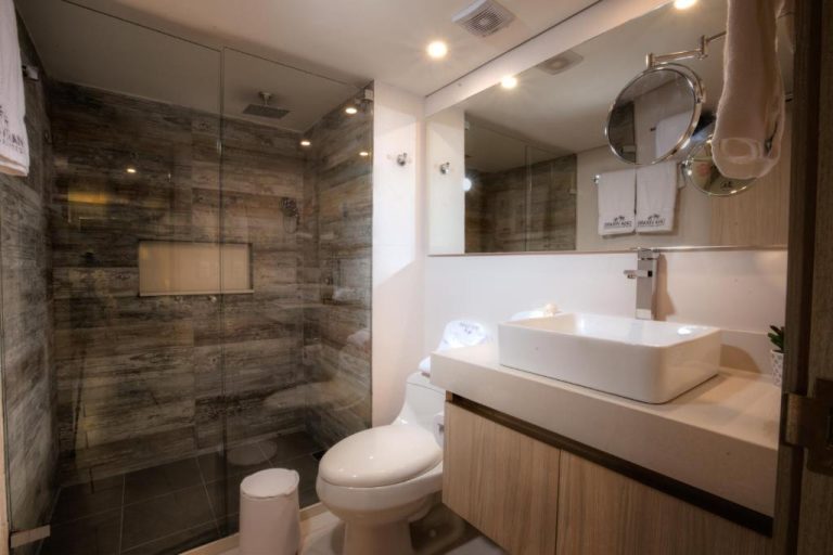 Baño moderno con ducha de obra y lavabo sobre encimera en Casa Verano Beach Hotel Adults Only