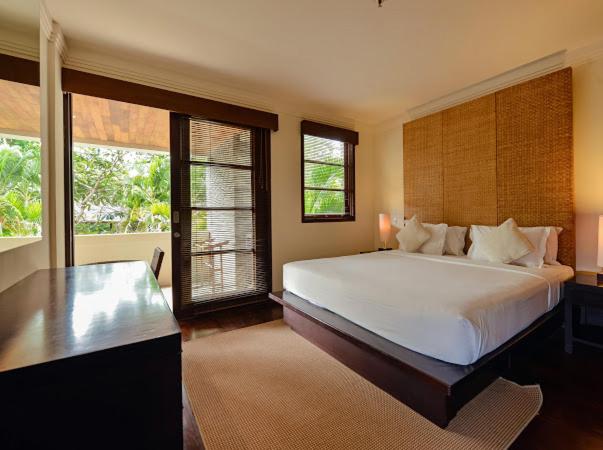 Habitación doble con cama king y terraza con vistas tropicales en Ruby Nusa Dua Bali