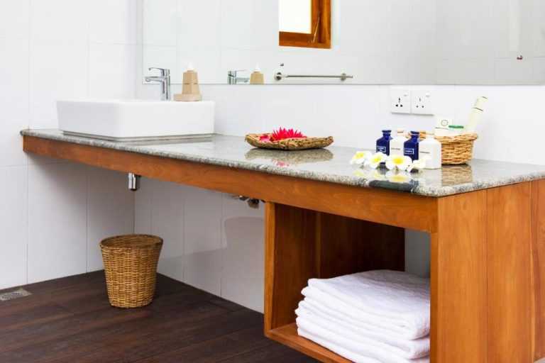 Baño de lujo con encimera de mármol y amenities en The Notary's House