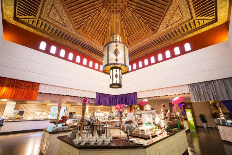 Lujoso restaurante buffet con techo árabe decorado y gran lámpara en Robinson Agadir All Inclusive
