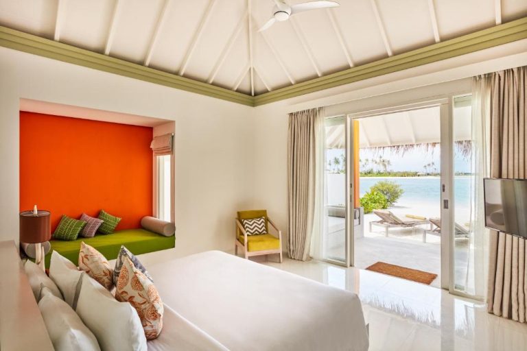 Habitación de lujo con vista directa a la playa y océano en el resort Sun Siyam Olhuveli Maldivas