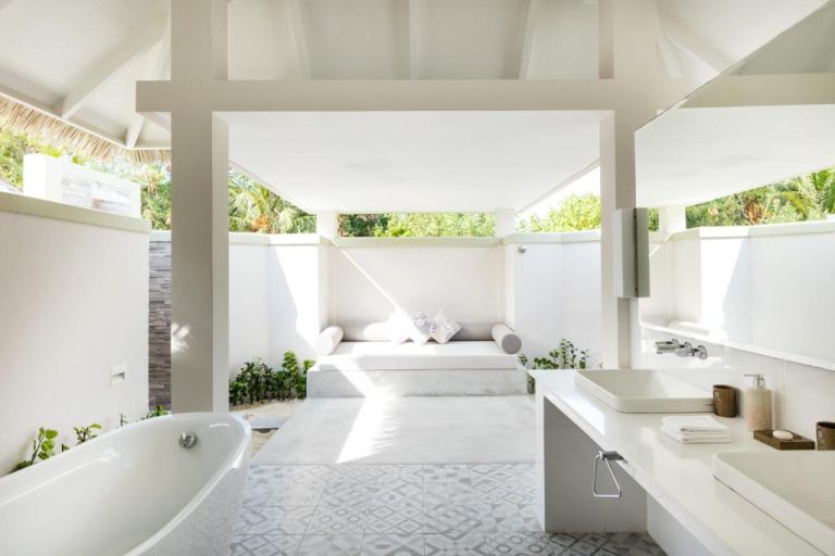 Baño exterior de lujo con bañera exenta y zona de descanso en Sun Siyam Olhuveli Maldivas