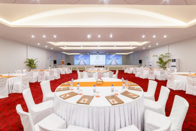 Salón de reuniones y eventos del hotel Sun Siyam Olhuveli en Maldivas con mesas redondas
