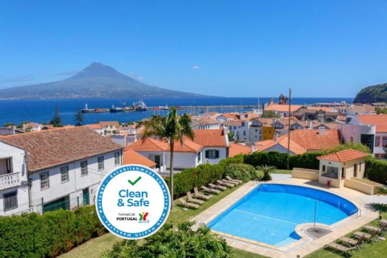 Piscina exterior del Hotel Horta en Faial con vistas al volcán Pico y al mar de las Azores