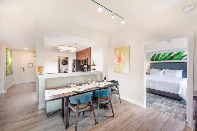 Suite con comedor, cocina equipada y dormitorio en The Grove Resort & Water Park Orlando