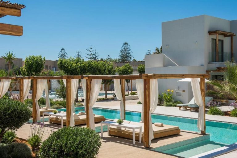 Piscina exterior con cabañas y tumbonas de lujo en Paralos Lifestyle Beach Adults Only