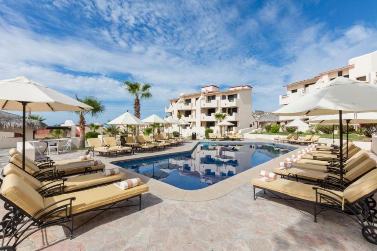 Piscina exterior con tumbonas y sombrillas del Solmar Resort All Inclusive en Los Cabos