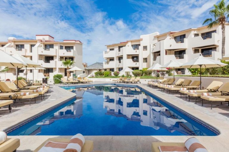 Piscina exterior con tumbonas y sombrillas del Solmar Resort en Los Cabos, México