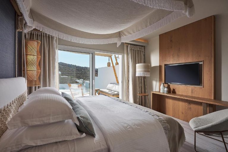 Habitación de lujo con dosel, terraza privada y vistas al mar en Palladium Hotel
