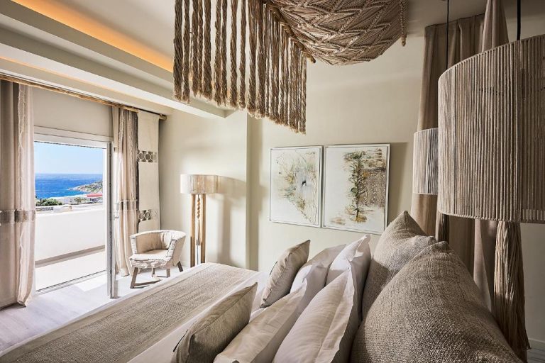 Habitación de lujo con vista al mar y decoración natural en Palladium Hotel