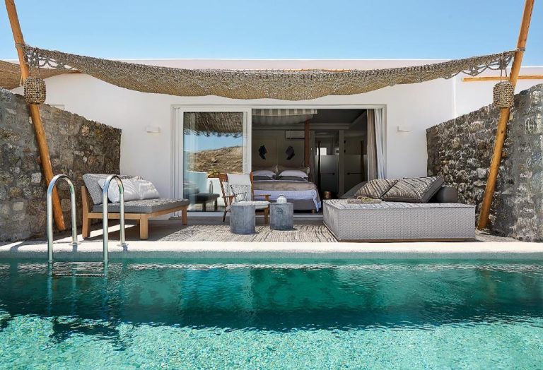 Suite con piscina privada y terraza con tumbonas en Palladium Hotel, zona de descanso al aire libre