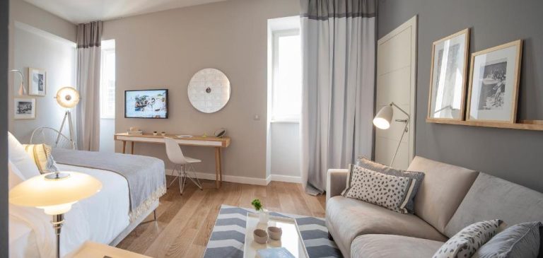 Habitación suite con salón y escritorio del Hotel Bellevue Dubrovnik, decoración moderna en tonos grises