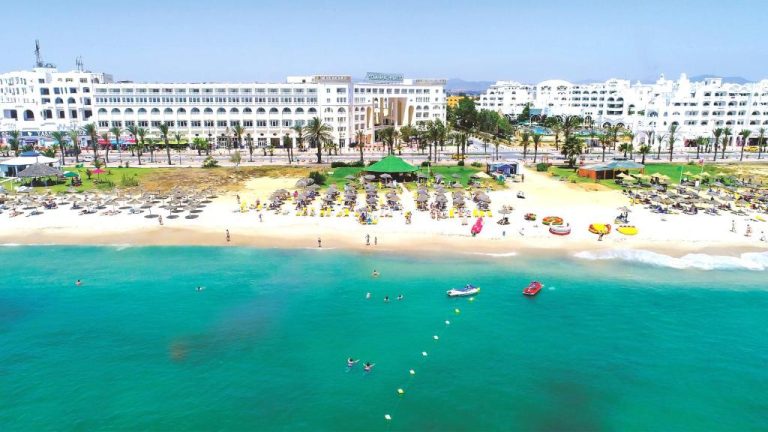 Vista aérea de la playa y fachada del Hotel Medina Solaria and Thalasso en Hammamet, Túnez