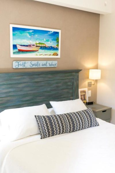 Habitación doble con cabecero azul y decoración náutica en Casa Verano Beach Hotel Adults Only