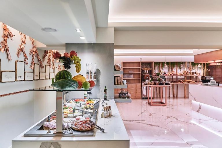 Buffet de desayuno con frutas frescas, embutidos y variedad de alimentos en el Palladium Hotel