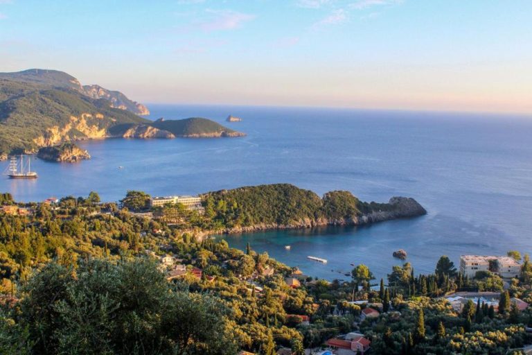 Vista aérea de la bahía de Paleokastritsa con el Akrotiri Beach Resort & Spa rodeado de vegetación en Corfú
