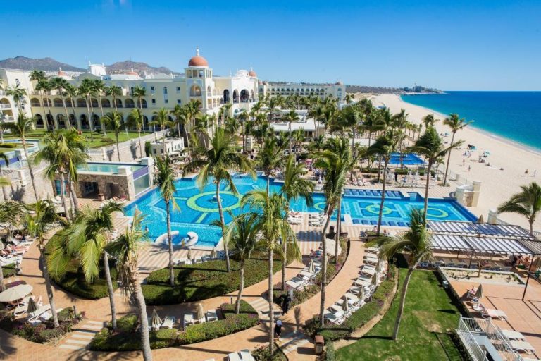 Vista aérea de la piscina exterior y playa del Riu Palace Cabo San Lucas All Inclusive