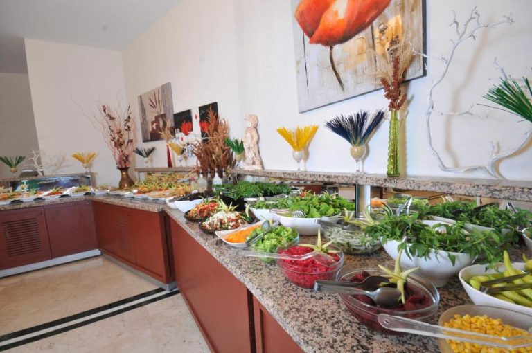 Amplio buffet de ensaladas y verduras frescas del My Dream Hotel con variedad de platos