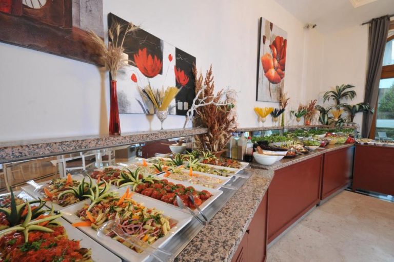 Amplio buffet libre con variedad de ensaladas y platos fríos en el restaurante del My Dream Hotel