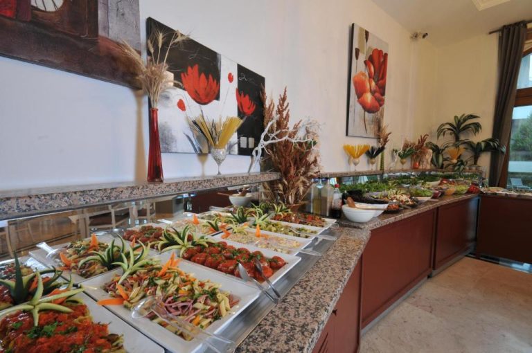Amplio buffet libre con variedad de ensaladas y platos fríos en el restaurante del My Dream Hotel