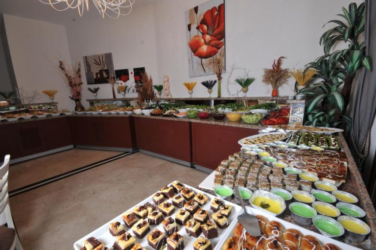 Amplio buffet libre con postres, ensaladas y entrantes variados en el restaurante del My Dream Hotel