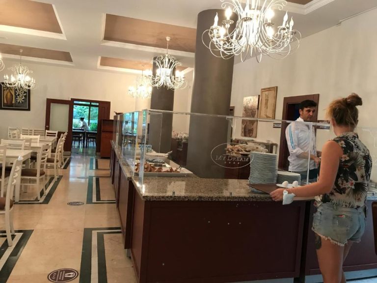 Zona de buffet del restaurante interior del My Dream Hotel con personal de servicio y zona de comedor