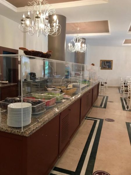 Buffet de ensaladas y frutas frescas en el restaurante interior del My Dream Hotel con lámparas de araña