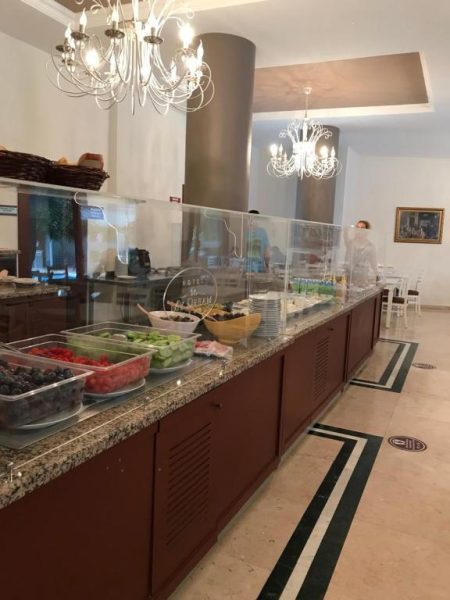Buffet de desayuno con frutas frescas y ensaladas en el My Dream Hotel con zona de autoservicio