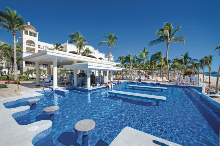 Piscina swim-up bar con taburetes sumergidos en el Riu Palace Cabo San Lucas All Inclusive