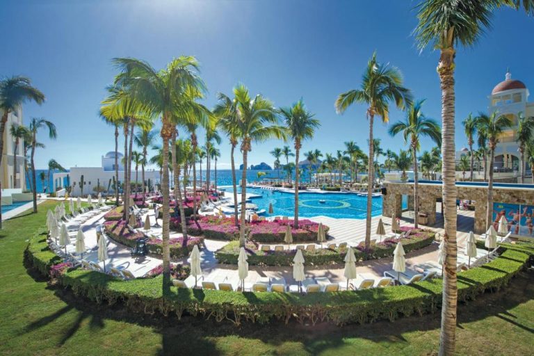 Piscina exterior con jardines tropicales y palmeras del Riu Palace Cabo San Lucas All Inclusive