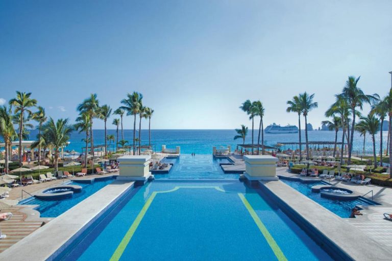 Piscina infinita con vistas al mar y palmeras del Riu Palace Cabo San Lucas All Inclusive