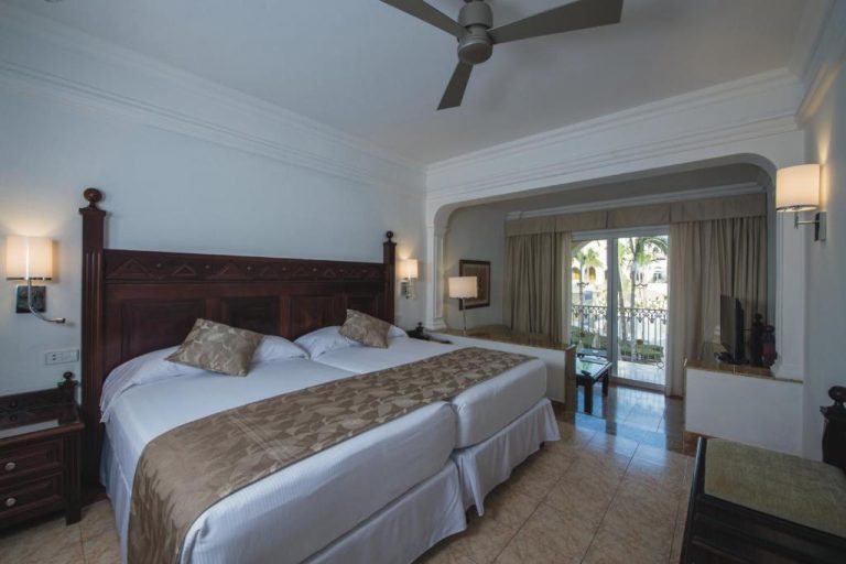 Habitación doble con cama king size y balcón con vistas al resort en Riu Palace Cabo San Lucas All Inclusive