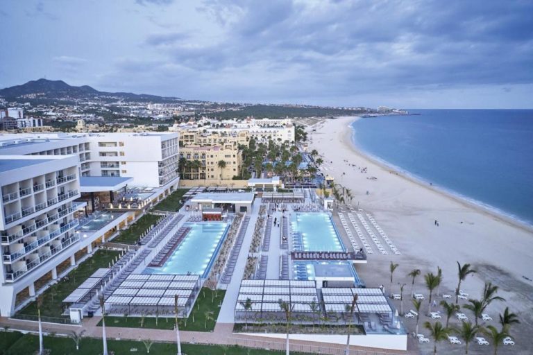 Vista aérea de las piscinas exteriores y playa del Riu Palace Baja California Adults Only All Inclusive