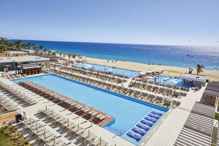 Piscina exterior con tumbonas y vista al mar del Riu Palace Baja California Adults Only All Inclusive