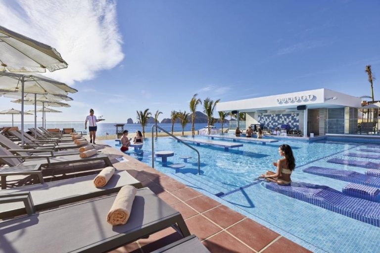 Piscina exterior con bar Sunset y tumbonas del Riu Palace Baja California Adults Only en Los Cabos