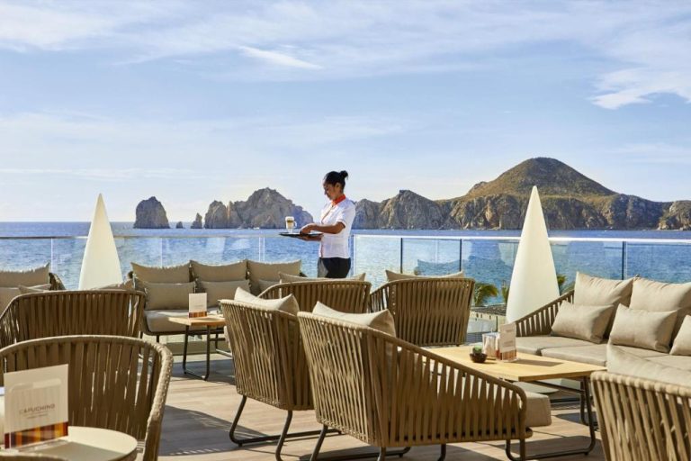 Terraza lounge con vistas al mar y arco de Cabo San Lucas en Riu Palace Baja California Adults Only