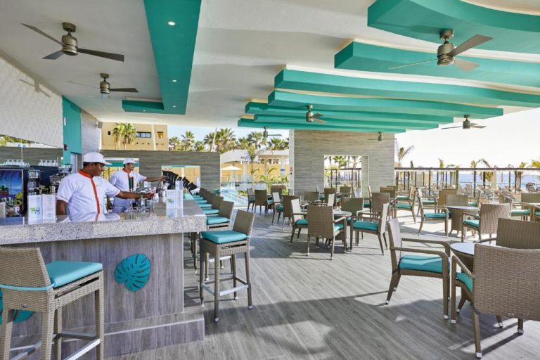 Bar terraza al aire libre con vistas al mar en el Riu Palace Baja California Adults Only All Inclusive
