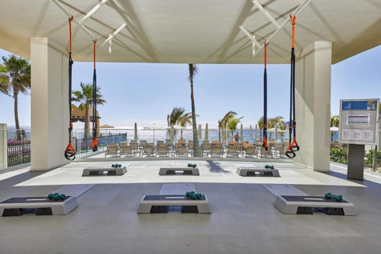 Zona de fitness al aire libre con equipos TRX y steps en el Riu Palace Baja California con vistas al mar