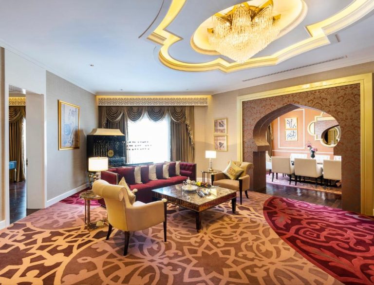 Lujoso salón de suite con araña de cristal y decoración árabe en Ezdan Palace Hotel Qatar