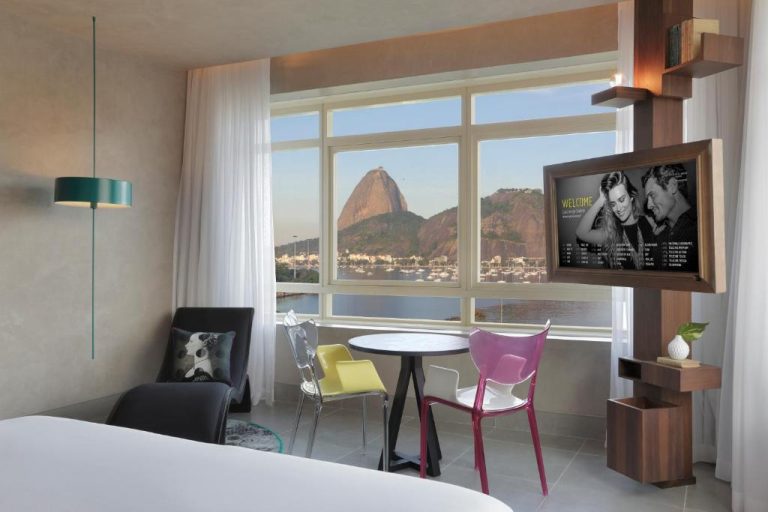 Habitación moderna del Yoo2 Rio de Janeiro con vista al Pan de Azúcar y bahía de Botafogo