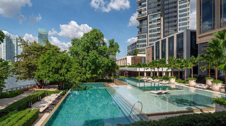 Piscina exterior infinity con tumbonas del Four Seasons Hotel Bangkok junto al río Chao Phraya