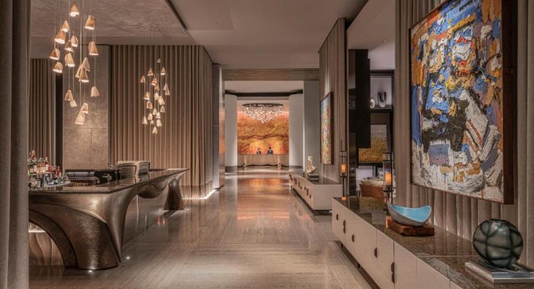 Lujoso lobby y bar del Four Seasons Hotel Bangkok con arte contemporáneo, escultura y lámparas decorativas