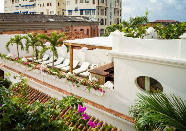 Terraza solarium con tumbonas y flores del Hotel Casa San Agustín en Cartagena de Indias