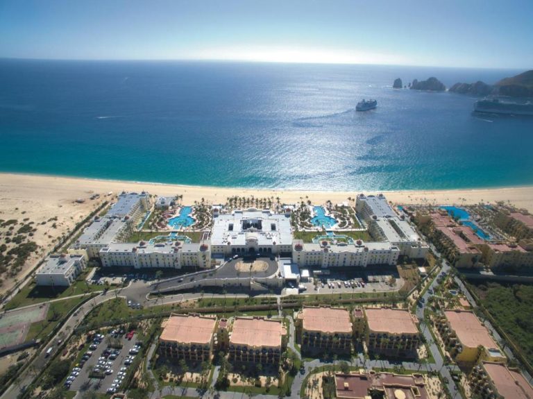 Vista aérea del Riu Palace Cabo San Lucas All Inclusive con piscinas exteriores y playa frente al mar