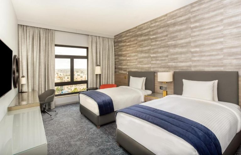 Habitación twin con dos camas y vistas a la ciudad en el InterContinental Amman Jordan