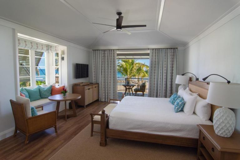 Habitación king size con balcón y vista al mar en el resort Half Moon Jamaica