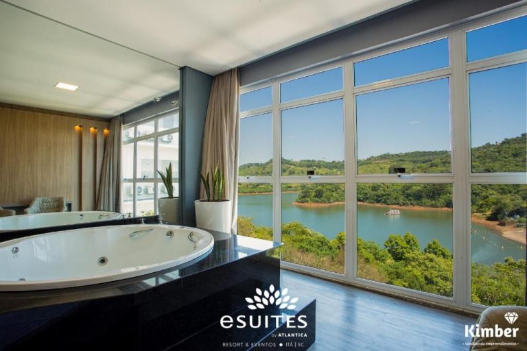 Jacuzzi de lujo con vista panorámica al lago en Grand Suítes Family Resort, Itá Santa Catarina