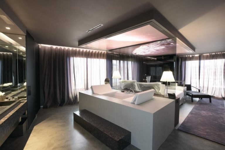 Suite de lujo con jacuzzi integrado y diseño moderno en The Vine Hotel Madeira